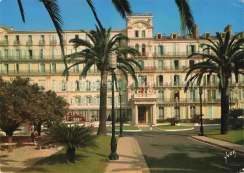 AK / Ansichtskarte CANNES 06 Alpes-Maritimes Hôtel-Gray-d Albion Palmen Garten Côte-d Azur Hoteleingang Prachtbau