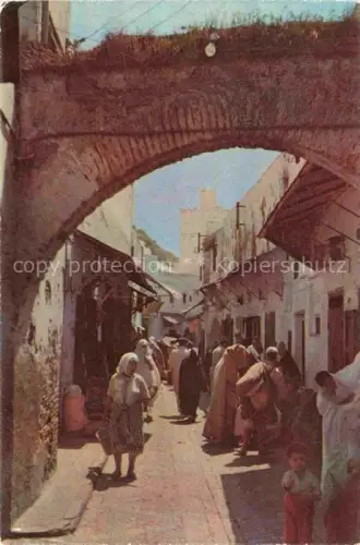 AK / Ansichtskarte Tetuan Tetouan Maroc Calle-de-Fez Torbogen Medina Gasse Frauen Djellaba Passanten