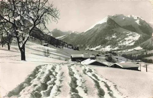 AK / Ansichtskarte Gstaad Saanen BE Oldenhorn Staldenfluehe Winterlandschaft Schnee Bauernhoefe Tannen Baum