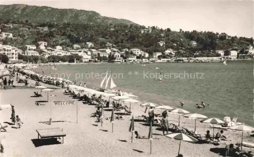 AK / Ansichtskarte St-Clair-Le-Lavandou TOULON 83 Var La-Plage Côte-des-Maures Strand Liegestuehle Sonnenschirme Segelboot Meer Badegaeste