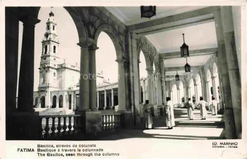 AK / Ansichtskarte Fatima PT Basílica Kolonnaden Priester Kirchturm Wallfahrtsort Arkaden