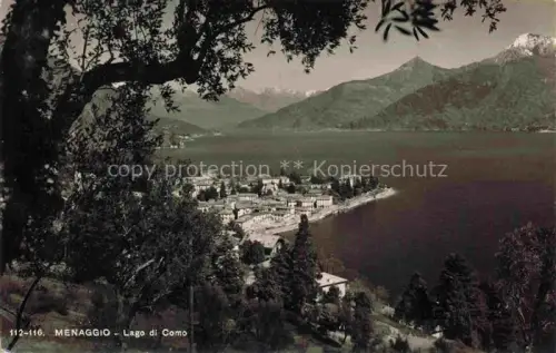 AK / Ansichtskarte Menaggio Lago di Como Lombardia IT Lago-di-Como See Dorf Haeuser Berge Baeume Halbinsel