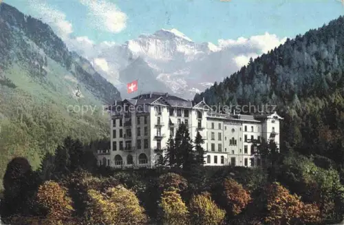 AK / Ansichtskarte INTERLAKEN BE Regina-Hotel-Jungfraublick Jungfrau Berge Wald Hotel Schweizer-Flagge Augustenstrasse