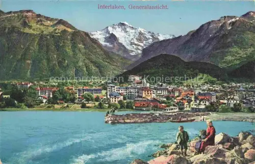 AK / Ansichtskarte INTERLAKEN BE Stadtansicht Jungfrau See Berge Haeuser Flussufer Kinder Felsen