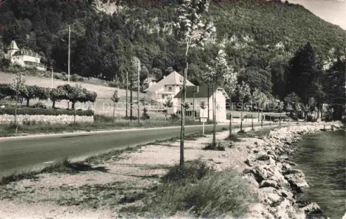 AK / Ansichtskarte ANNECY 74 Haute-Savoie Lac-d Annecy Route Haus Berge Wald Seeufer Strasse Villa