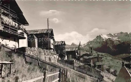 AK / Ansichtskarte Saint-Veran 2040m Briancon 05 Hautes-Alpes Dorfgasse Holzhaeuser Kirche Berge Schnee Bauernhaeuser Hochgebirge Kirchturm