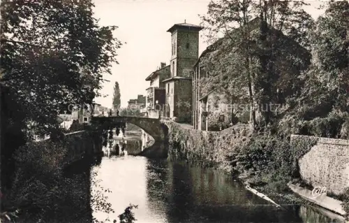 AK / Ansichtskarte Saint-Jean-Pied-de-Port 64 Pyrenees-Atlantiques Eglise Nive Fluss Bruecke Kirchturm Altstadt Baeume Steinmauer