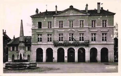 AK / Ansichtskarte Thonon-les-Bains 74 Haute-Savoie Place-de-l Hotel-de-Ville Rathaus Brunnen Obelisk Platz Fontaine Arkaden