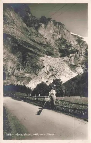 AK / Ansichtskarte Grindelwald BE Alphornblaeser Gletscher Berge Strasse Felsen Tracht Alphorn