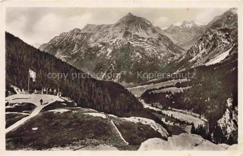 AK / Ansichtskarte Maloja GR Maloja-Kulm Bergell Bergpanorama Tal Flagge Wanderer Felsen Wald