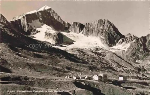 AK / Ansichtskarte Furkapass Galenstock Gletscher Passhoehe Gebirge Kiosk-Furkablick Schnee Felsen Gebaeude