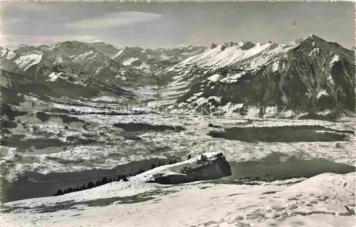 AK / Ansichtskarte Niederhorn 1950m Beatenberg BE Niesen Thunersee Bergpanorama Winter Schnee Tal Berge