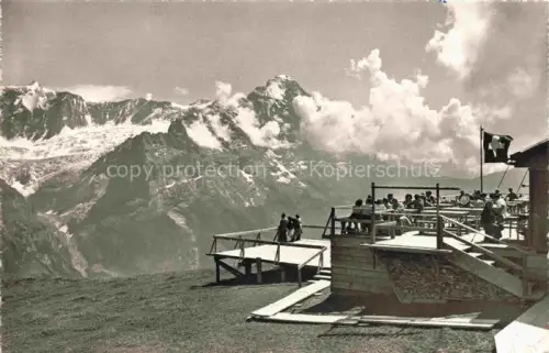 AK / Ansichtskarte Grindelwald BE Berg-Restaurant-First Terrasse Gaeste Schweizer-Flagge Bergpanorama Gletscher Schneeberge