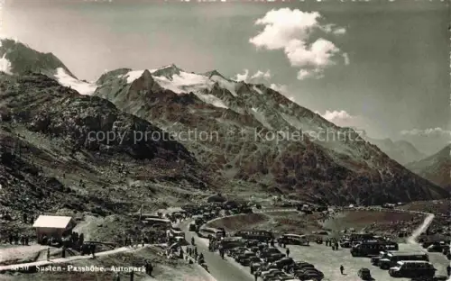 AK / Ansichtskarte Sustenpass 2262m BE Passhoehe Autopark Autos Busse Bergpanorama Gletscher Schnee