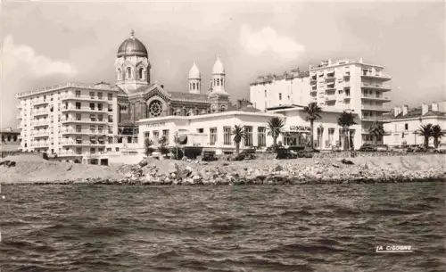 AK / Ansichtskarte Saint-Raphael  83 Var Cathédrale Casino Kueste Meer Hochhaeuser Palmen Autos