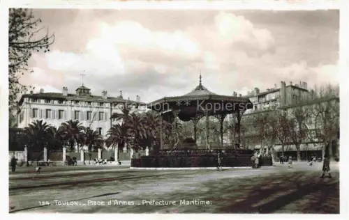 AK / Ansichtskarte TOULON-SUR-MER 83 Var Place-d Armes Préfecture-Maritime Kiosque Palmen Passanten Gebaeude Baeume