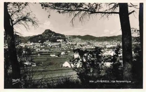 AK / Ansichtskarte HYERES-les-Palmiers HYERES-les-Salins 83 Var Vue-Panoramique Stadtpanorama Huegel Felder Baeume Kirche