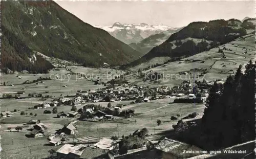 AK / Ansichtskarte Zweisimmen BE Wildstrubel Tal Dorf Berge Wiesen Wald Panorama