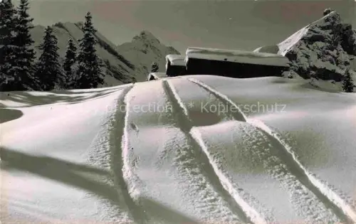 AK / Ansichtskarte Muerren BE Winterlandschaft Schnee Alphuetten Berge Tannen Ski-Spuren