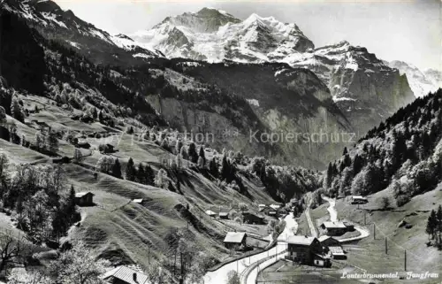 AK / Ansichtskarte Lauterbrunnental Interlaken BE Jungfrau Tal Berge Felsen Bauernhaeuser Wiesen