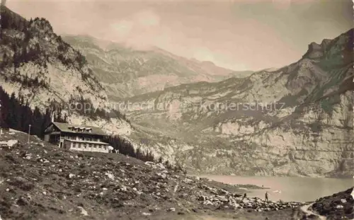 AK / Ansichtskarte Oeschinensee oeschinensee 1578m Muerren BE Oeschinensee Bundstock Bergsee Berghotel Felsen Berge Wald Wanderer