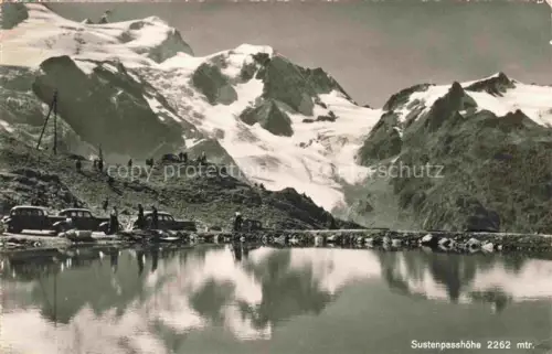 AK / Ansichtskarte Sustenpasshoehe 2262m BE Sustenpasshoehe Bergsee Gletscher Berge Wanderer Autos Hochgebirge
