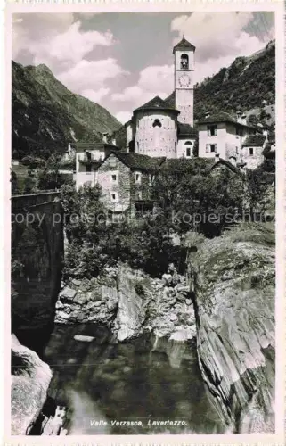 AK / Ansichtskarte Lavertezzo Locarno TI Valle-Verzasca Kirche Glockenturm Fluss Felsenbach Bruecke Dorf Berge