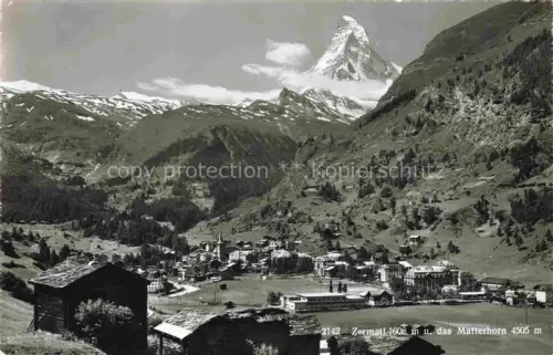 AK / Ansichtskarte ZERMATT VS Matterhorn Dorfpanorama Kirche Sommer Berge Alpenwiesen Hotels