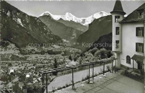 AK / Ansichtskarte Wilderswil Wilderswyl BE Schlosshotel Interlaken Jungfrau Tal Terrasse Bergpanorama Dorf