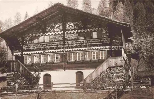 AK / Ansichtskarte Lenk Simmental BE Simmentaler-Bauernhaus Bauernhaus Holzhaus Malerei Inschriften Treppe