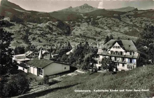 AK / Ansichtskarte Grindelwald BE Katholische-Kirche Hotel-Sans-Souci Bergpanorama Wiesen Ortschaft