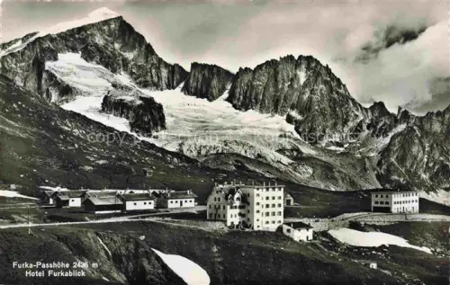 AK / Ansichtskarte Furkapass Hotel-Furkablick Passstrasse Gletscher Felswaende Schnee Berglandschaft