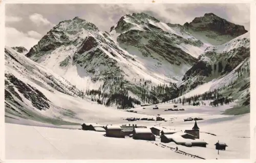 AK / Ansichtskarte Sertig Davos GR Sertig-Doerfli Mittaghorn Plattenhorn Hochducan Winterlandschaft Schnee Bergdorf Kapelle