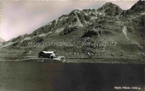 AK / Ansichtskarte Flueelapass 2383m Ospiz Fluela GR Ospiz-Flueela Bergsee Felswand Gebirgslandschaft Passgebaeude