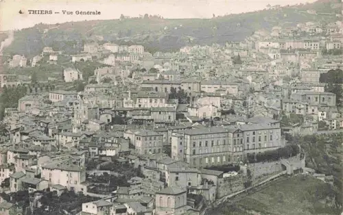 AK / Ansichtskarte THIERS 63 Puy-de-Dome Stadtansicht Haeuser Huegel Kirche Tal Dachlandschaft