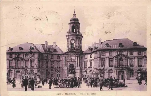 AK / Ansichtskarte RENNES 35 Ille-et-Vilaine Hotel-de-Ville Rathausturm Uhrturm Marktplatz Strassenbahn Passanten Brunnen