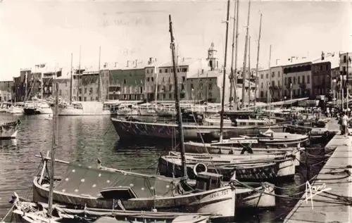 AK / Ansichtskarte Saint Tropez Var Hafen Segelboote Fischerboote Hafenpromenade Haeuser Kirchturm
