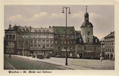 AK / Ansichtskarte Glauchau Sachsen Markt Rathaus Rathausturm Marktplatz Geschaefte Automobile Passanten
