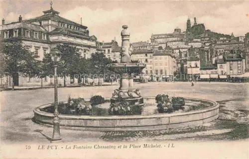 AK / Ansichtskarte Le Puy-en-Velay 43 Haute-Loire Fontaine-Chassaing Place-Michelet Brunnen Platz Stadtansicht Theater Huegel