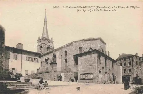 AK / Ansichtskarte St-Pal-de-Chalencon St-Pal-en-Chalencon Yssingeaux 43 Haute-Loire Place-de-l Eglise Kirche Kirchturm Platz Dorfbewohner Hund Wohnhaeuser