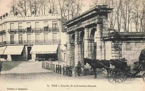 AK / Ansichtskarte DAX 40 Landes Fontaine-Chaude Brunnen Pferdekutsche Bogen Saeulen Geschaeft