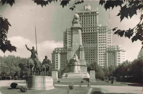AK / Ansichtskarte MADRID  ES Plaza-de-España Cervantes-Denkmal Don-Quijote Reiterstatue Sancho-Panza Edificio-España Hochhaus Park