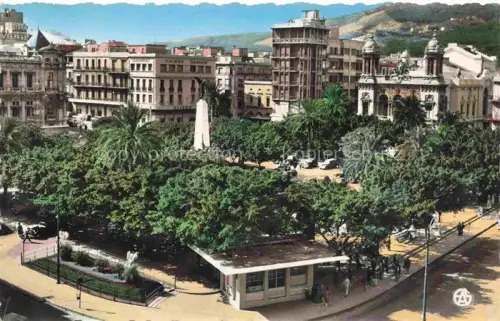 AK / Ansichtskarte ORAN Algerie Place-Foch Denkmal Palmen Baeume Maison-Gasnon Gebaeude Autos Park Berge