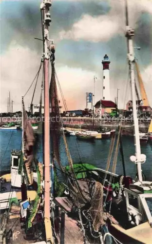 AK / Ansichtskarte OUISTREHAM Caen 14 Calvados Phare Leuchtturm Hafen Fischerboote Fischernetze Masten Mole Meer