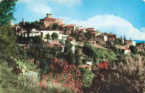 AK / Ansichtskarte Cagnes-sur-Mer 06 Alpes-Maritimes Huegelstadt Daecher Zypressen Rote-Blumen Baeume Meer Mittelmeer Terrassenhaeuser