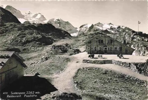 AK / Ansichtskarte Sustenpass 2262m BE Sustenpass Passhoehe Restaurant Bergpanorama Gletscher Felsen Schweizer-Fahne Berghaus