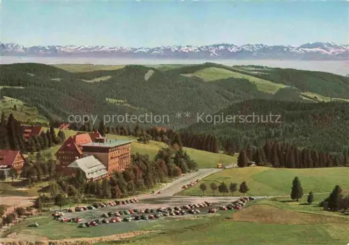 AK / Ansichtskarte Feldberg 1450m Schwarzwald BW Hotel-Feldberger-Hof Schweizer-Alpen Schwarzwald Parkplatz Wald Panorama Luftbild