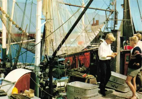 AK / Ansichtskarte Horumersiel Wangerland Friesland Niedersachsen Krabbenfischer Hafen Kutter Netz Koerbe Jungen Nordsee Friesland