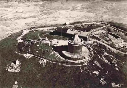 AK / Ansichtskarte Le Puy de Dome Clermont-Ferrand 63 Puy-de-Dome Vue-aérienne Tour-de-l Observatoire Table-d Orientation Berggipfel Aussichtspunkt Observatorium Auvergne Vulkanlandschaft