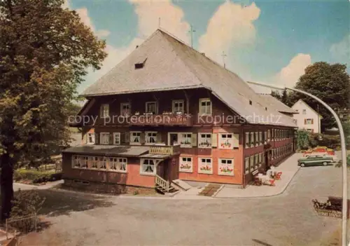 AK / Ansichtskarte Altglashuetten Feldberg Schwarzwald Gasthof-zum-Ochsen Schwarzwaldhaus Schwarzwald Wintersportplatz Holzhaus Schwarzwalddach Auto